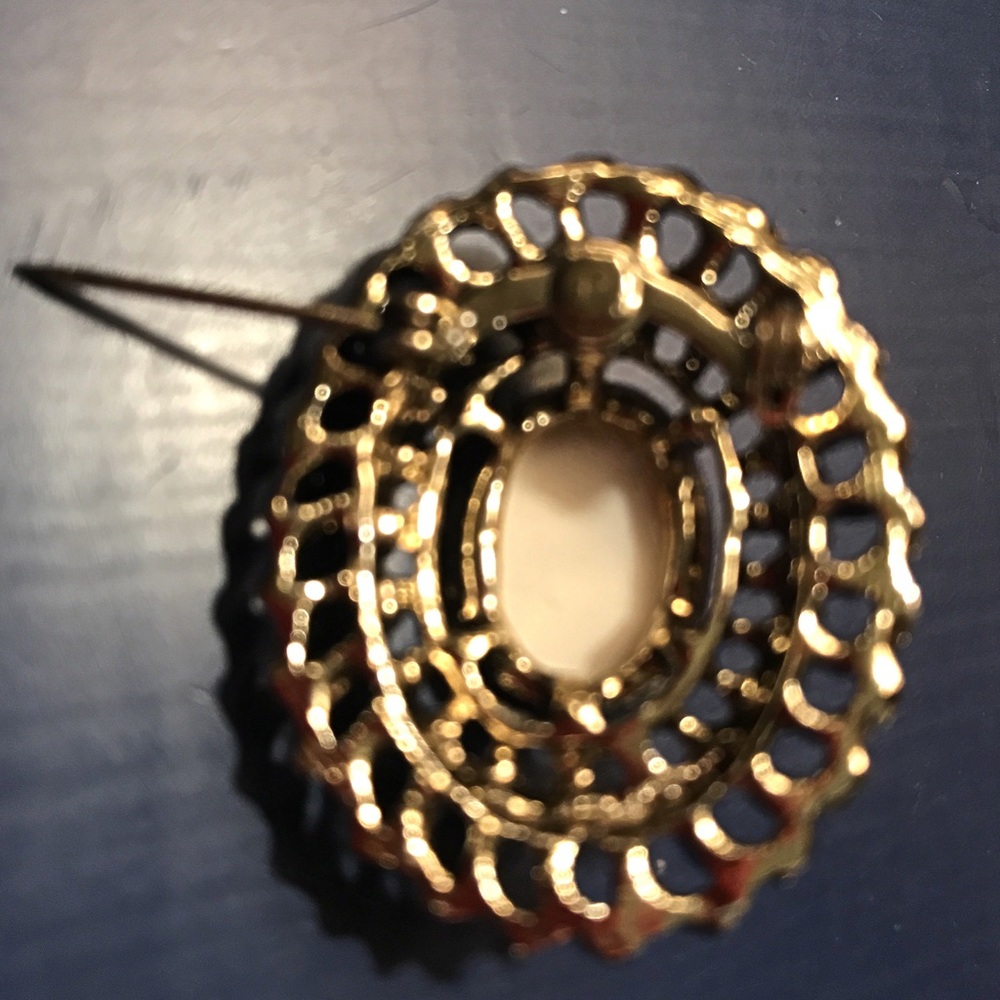 Vintage Black Cameo Brooch Heavy Gold-Tone Setting - Picture 5 of 8